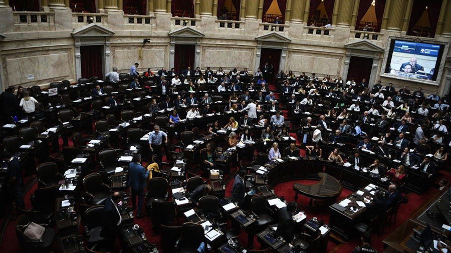 Tensa sesión sobre la Ley "Bases": Diputados pasó a cuarto intermedio y se posterga hasta este viernes la votación