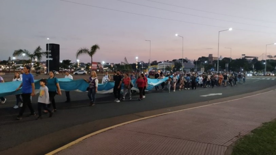Posadas: El día domingo por la tarde, docentes autoconvocados marcharon por la Costanera, con la consigna “basta de ajuste”