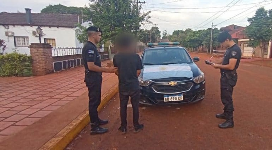 Apóstoles: Menor fué captado por cámaras de seguridad hurtando una Bandera Argentina y fue demorado