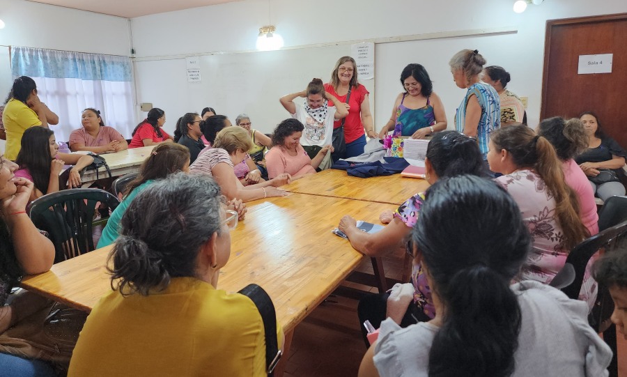 Apóstoles: Más de treinta participantes se reunieron en el salón de cultura para participar en esta enriquecedora jornada de diseño textil y reciclado de tela