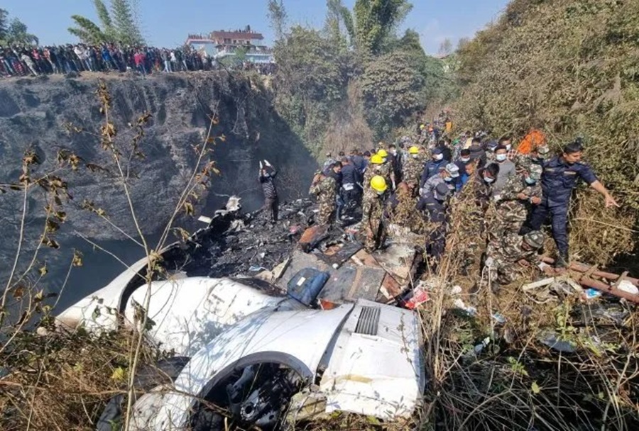 El peor accidente en 30 años: Tragedia en Nepal, murieron 67 personas al estrellarse un avión, en el que viajaba un argentino