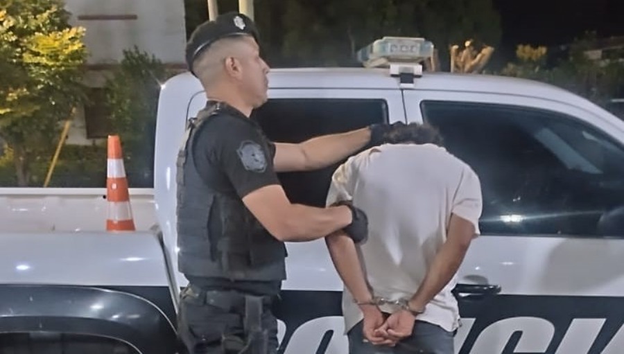 Misiones: Dañó vehículos en la ciudad de Apóstoles y fue detenido tras intentar lesionar a policías, intentó resistirse armado con un flexible metálico