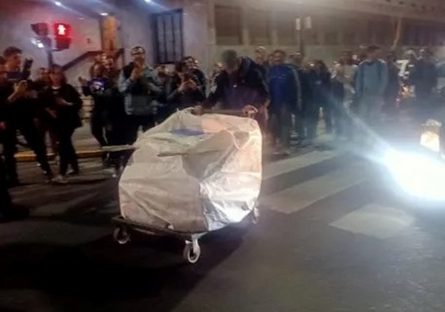 Grabois ingresó avales a la sede del PJ en un carro de cartonero