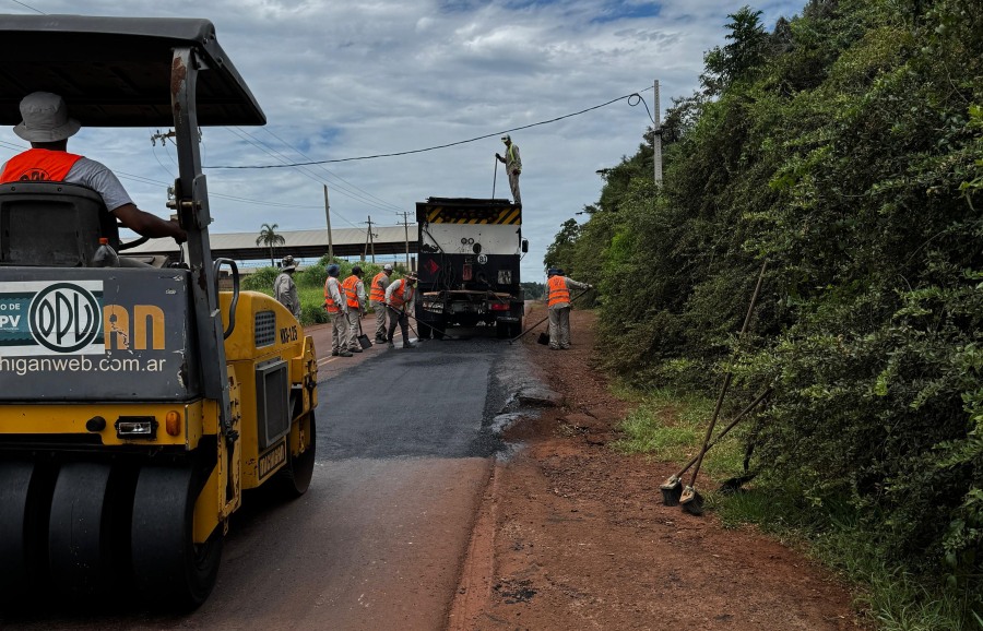Trabajos viales en la zona centro de Misiones: La Dirección Provincial de Vialidad realizó tareas de bacheo, perfilado y mantenimiento de las banquinas en varios Municipios