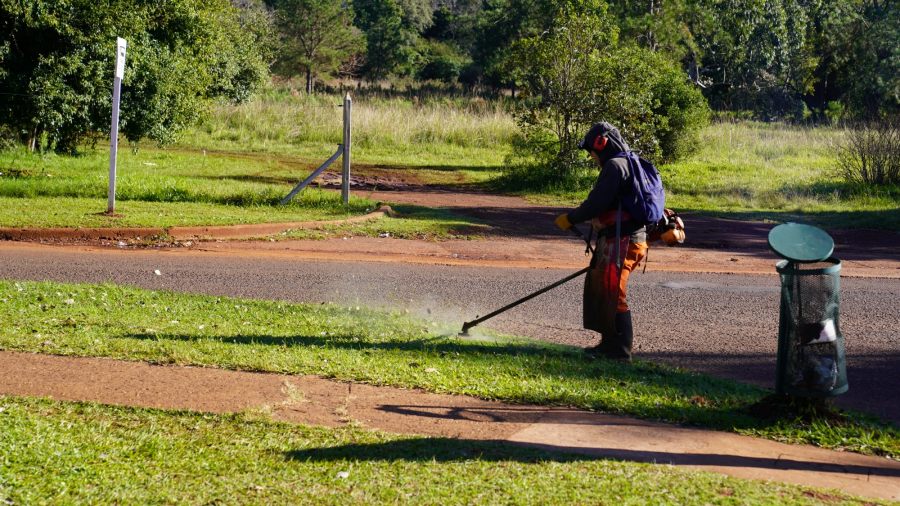 Apóstoles: El Municipio realiza corte del césped en plazoletas de la ciudad