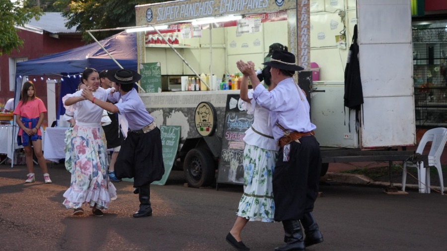 Apóstoles: Feria de Emprendedores Gastronómicos con Exposición de Karting, el público que disfrutó de la variedad de actividades y eventos ofrecidos