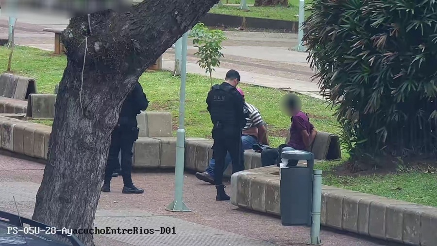 Posadas: Policías motorizados atraparon a dos delincuentes y secuestraron una bolsa repleta de celulares