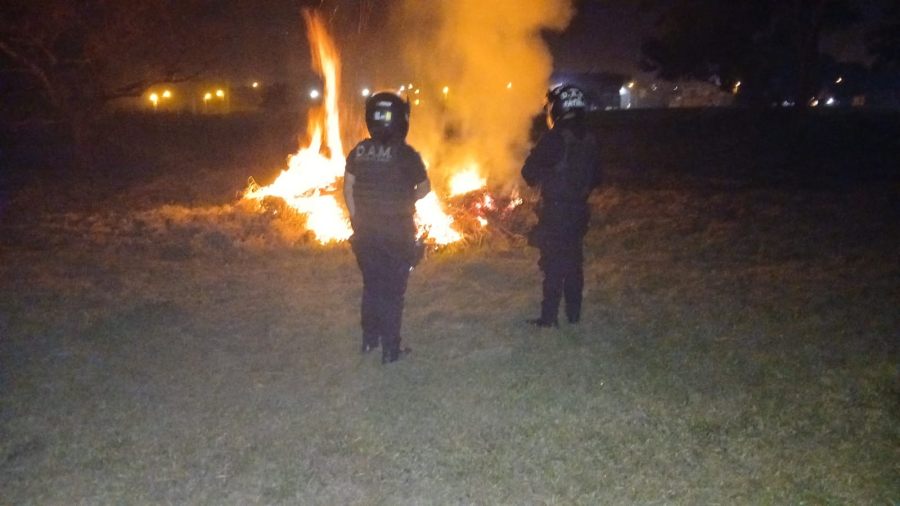 Agentes Motorizados de la Policía de Misiones arrestaron a dos individuos de 19 y 21 años que iniciaron un incendio de pastizales en el Municipio de Garupá