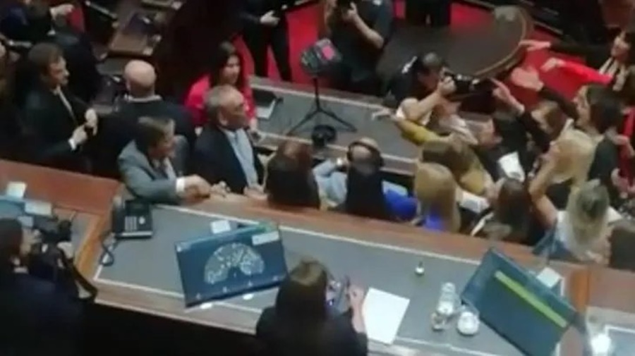 Escándalo en Diputados: La oposición y el oficialismo se trenzaron a los gritos