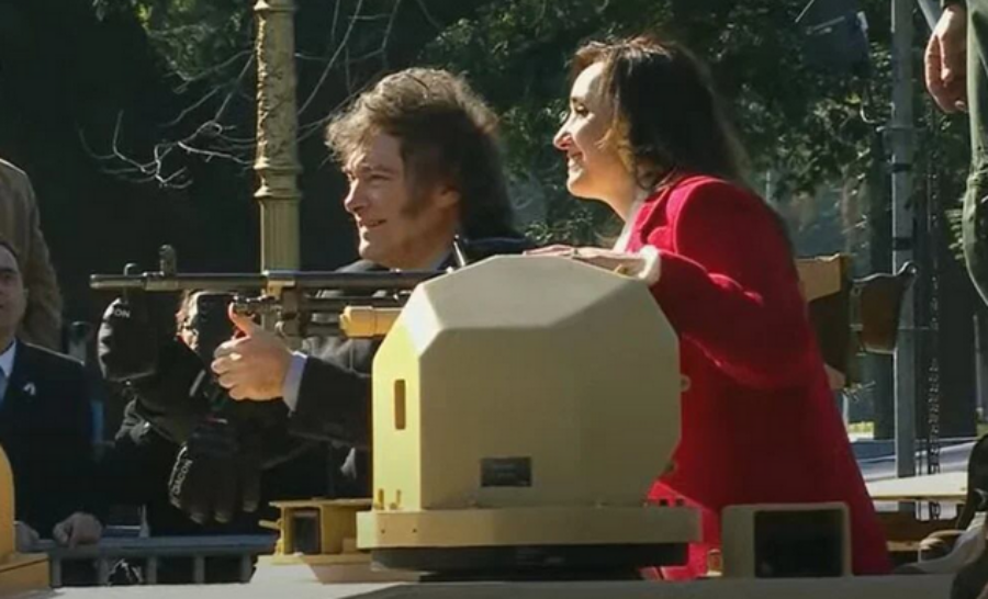 Javier Milei y Victoria Villarruel se subieron a un tanque de guerra durante el desfile militar por el Día de la Independencia