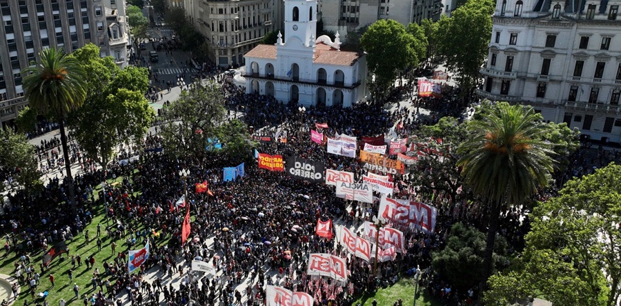 Marcha de los piqueteros de izquierda: Con un fuerte operativo policial, el Gobierno logró acotar la manifestación en Plaza de Mayo