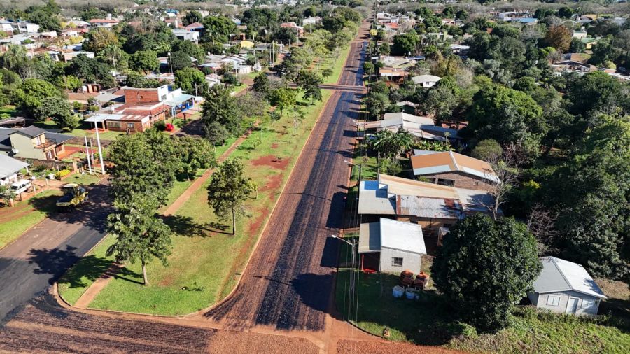 Apóstoles: Continúa el Plan Provincial de asfalto sobre empedrado, están trabajando en la Avenida Gabriel Gelabert