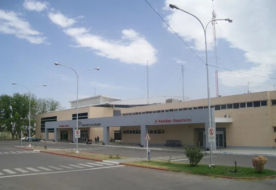 Tenía 49 años: Un pasajero murió en un vuelo de Bariloche a Córdoba, el vuelo tuvo que aterrizar de emergencia en el Aeropuerto Presidente Perón de Neuquén