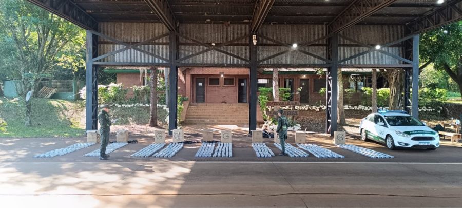 Gendarmería Nacional apertura encomiendas con cigarrillos de contrabando