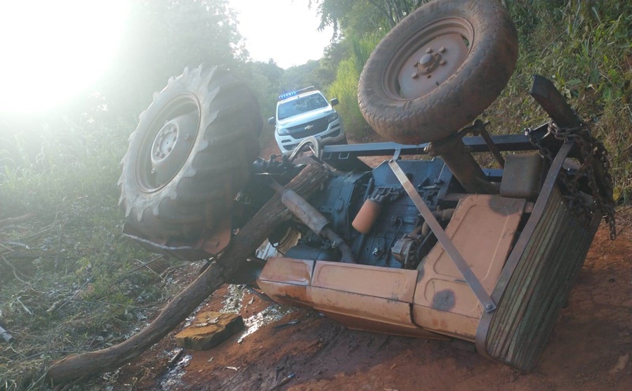 Misiones: Falleció un joven de 22 años al volcar con un tractor en una calle terrada de Puerto Esperanza