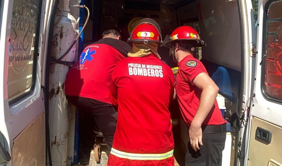 Bomberos de la Policía de Misiones rescatan a un obrero que se accidentó en una estructura en reparación en la ciudad de Oberá