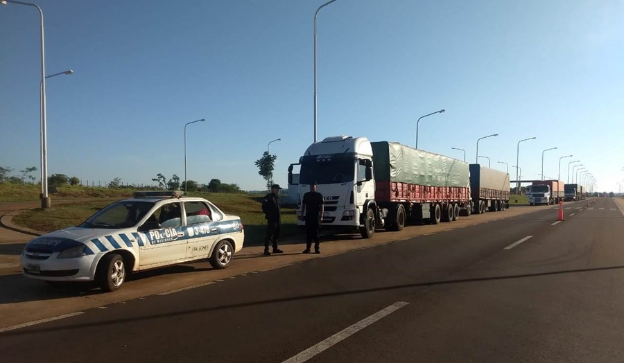 Apóstoles: Tras el rápido accionar policial se retuvieron siete camiones con cargas irregulares de granos de soja, habrían ingresado a la provincia por caminos alternativos, para evitar los controles fiscales