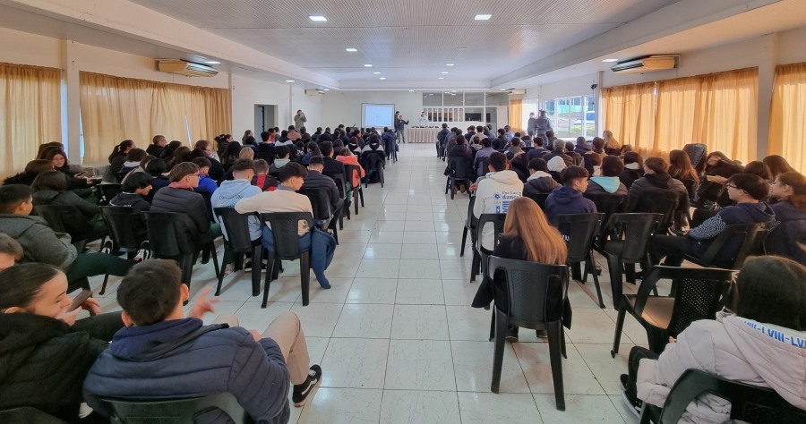 Taller sobre ludopatía en Apóstoles: promoviendo la conciencia y la prevención entre los jóvenes