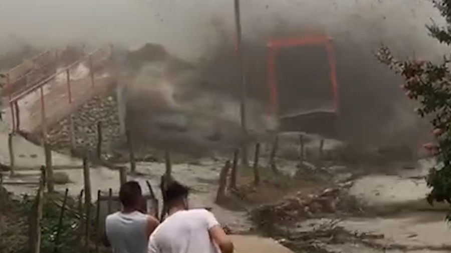 Se había inaugurado en Noviembre: Un alud arrasó un puente peatonal en Catamarca y dejó aislada una localidad