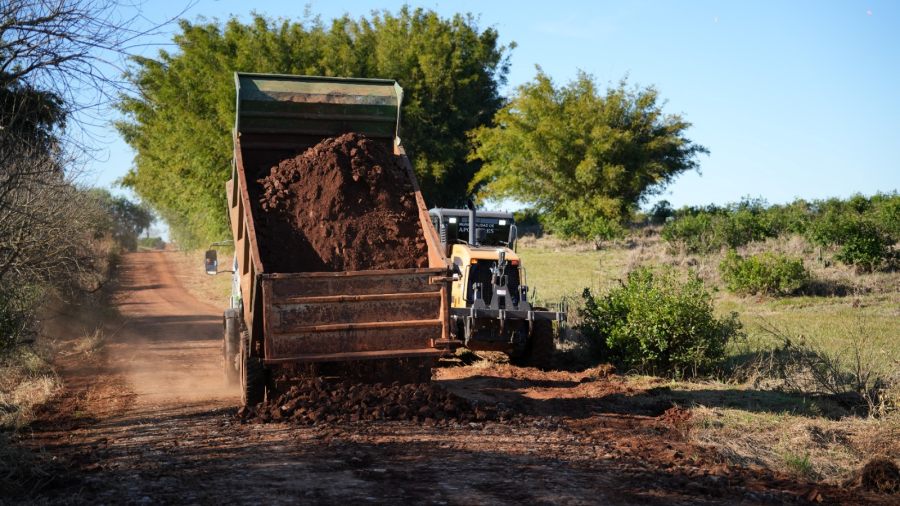 Mejoras en los caminos rurales del Municipio misionero de Apóstoles: Los trabajos incluyen la ampliación, reacondicionamiento y perfilado de las arterias