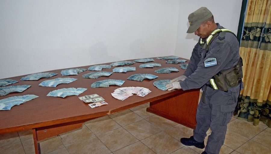 Ocultaban divisas por un valor de casi 50 millones de pesos, el dinero en efectivo, en moneda nacional y extranjera, se encontraba distribuido en distintos lugares del vehículo y ropas de sus ocupantes