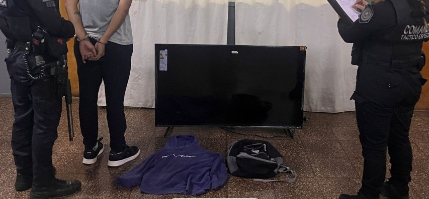Posadas: Operadores del Centro Integral de Operaciones 911 de la Policía de Misiones permitió la detención de un individuo de 27 años, quien sustrajo una televisión Smart TV de una sucursal de electrodomésticos