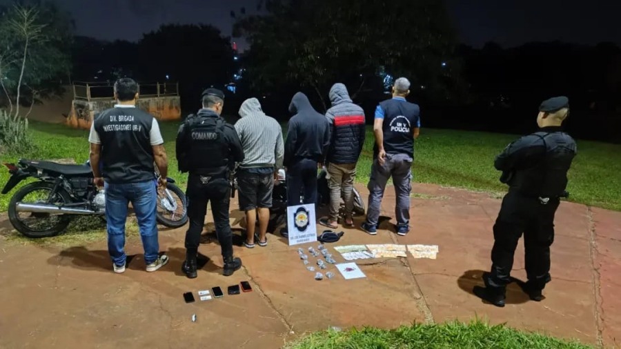 Puerto Iguazú: Atraparon a tres presuntos narcodeliverys y le secuestraron dosis de marihuana