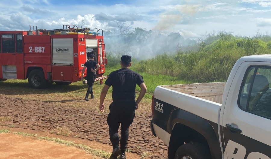 Misiones: Pese al riesgo por incendios, realizó la quema de basura y tuvo que llamar a la Policía para que lo apagara