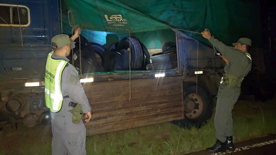 Un camión detenido sobre la banquina iba cargado con 40 neumáticos de procedencia extranjera, de distintos rodados y medidas, los cuales carecían del aval legal que justifique su legal ingreso al país