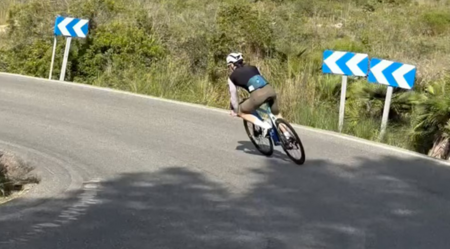 El paseo de Franco Colapinto en bicicleta tras el accidente que sufrió en los test de la Fórmula 1: Cómo sigue su trabajo con Alpine