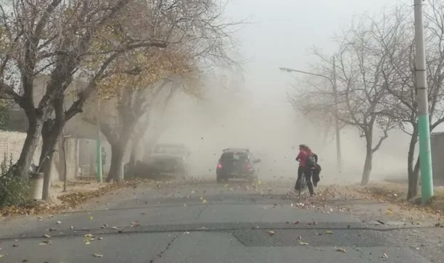 Alerta por viento fuerte en Buenos Aires y otras dos provincias: El Servicio Meteorológico Nacional mantenía para este miércoles advertencias por viento y nieve en varias zonas del país