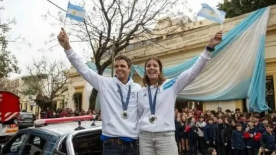 Mateo Majdalani y Eugenia Bosco, recibidos como héroes en la ciudad de San Isidro, tras conseguir la medalla plateada en vela en los Juegos Olímpicos París 2024