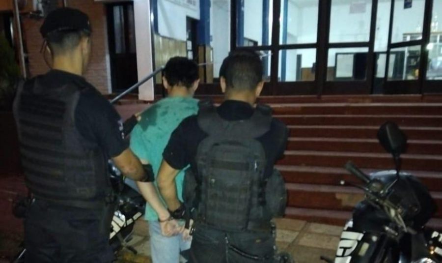Oberá: Motociclista 19 años intentó escapar de la Policía de Misiones y embistió a un agente y terminó preso