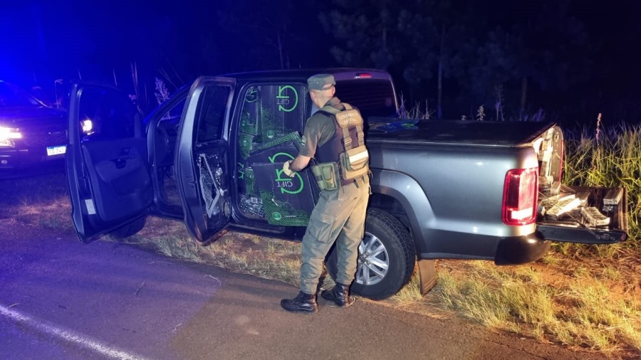 Camioneta robada transportaba más de 22 mil paquetes de cigarrillos: El rodado había embestido un control de Gendarmería Nacional