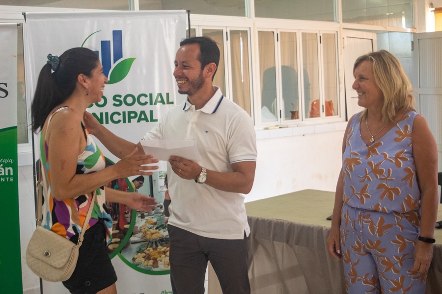 Misiones: Emprendedores del Municipio de Apóstoles recibieron microcréditos