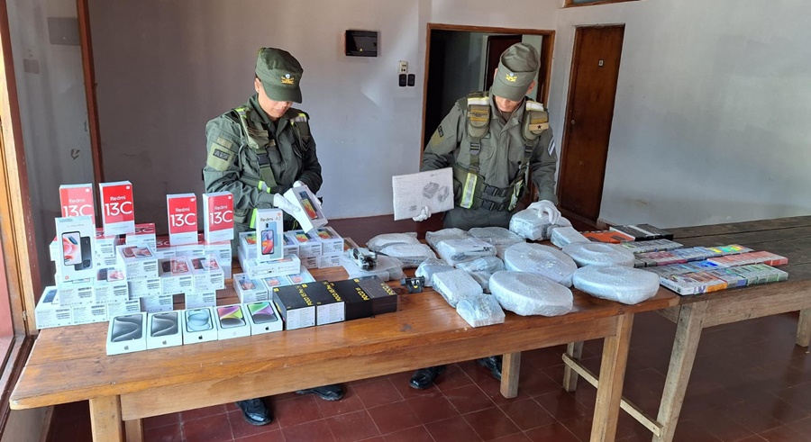 Gendarmería Nacional interceptó vehículo transportando importante cantidad de telefonía móvil de contrabando