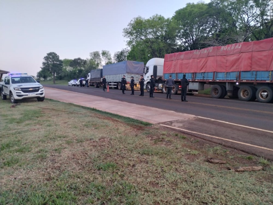 Misiones: Personal policial retuvo dos camiones con carga de soja por evadir el control fiscal, sobre Ruta Provincial N° 1 en la zona conocida como Paraje "La 70" en el Municipio de San José