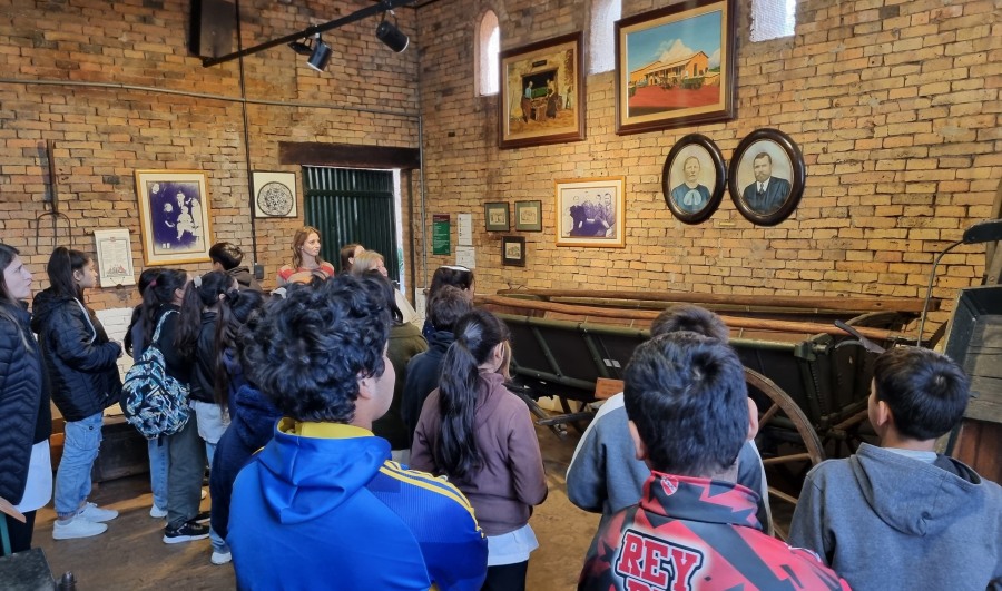 Visita de alumnos de la Escuela Provincial N° 86 al Museo Juan Szychoswski en el marco del Mes de la Niñez