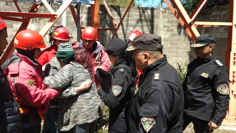 Posadas: Policías rescataron a un hombre que subió a una torre de 40 metros en el Barrio Miguel Lanús