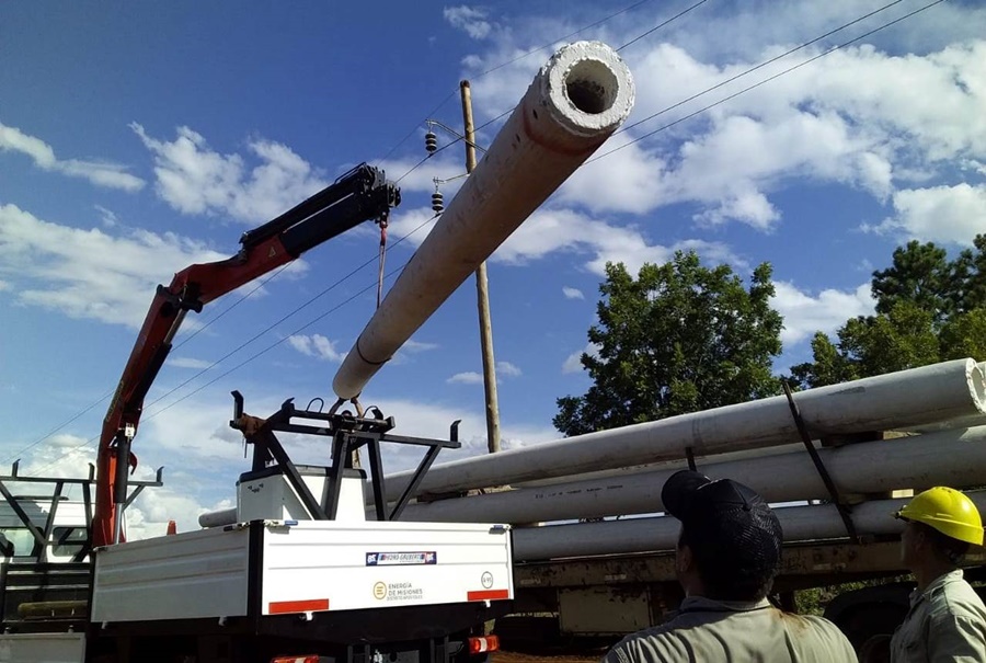 Apóstoles: Llegaron los primeros doce postes de cemento de reemplazo para el tendido de línea 13'2 doble terna Ucrania – Alem del servicio eléctrico