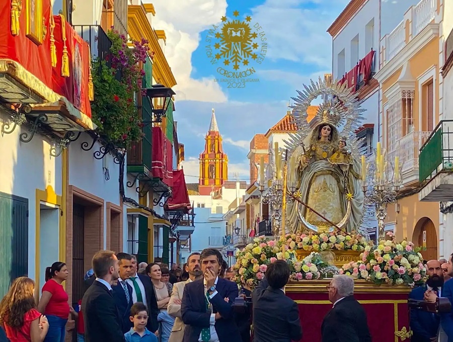Futbolistas de España celebran campeonato orgullosos de la Virgen patrona de su pueblo