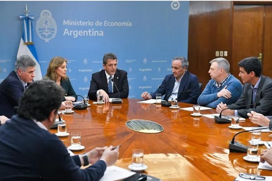 Sergio Massa anunció un acuerdo con las petroleras para congelar el precio de los combustibles hasta después de las elecciones