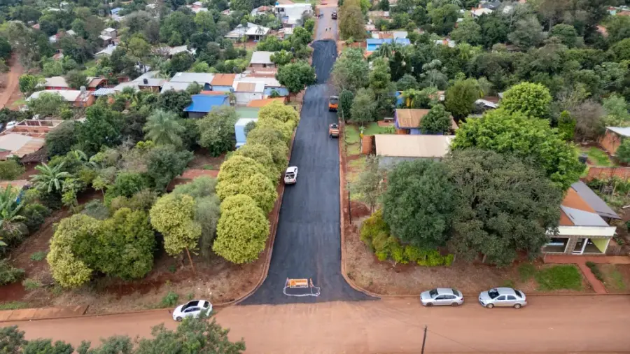 Misiones: La Dirección Provincial de Vialidad del Programa Pavimento Urbano, asfalta nuevas calles en ocho Municipios