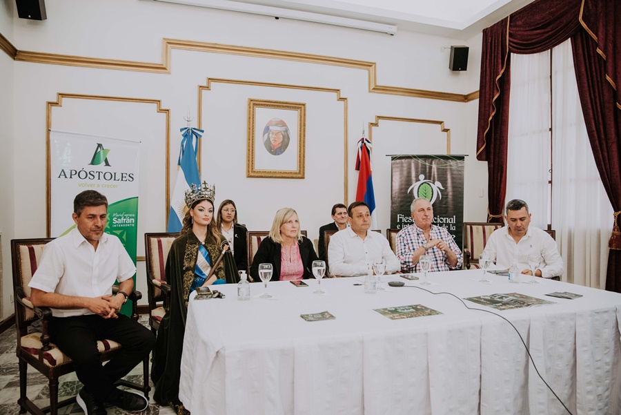 Misiones: El Gobernador junto a la Intendenta de Apóstoles, María Eugenia Safrán, presentaron oficialmente la 44ª edición de la Fiesta Nacional e Internacional de la Yerba Mate