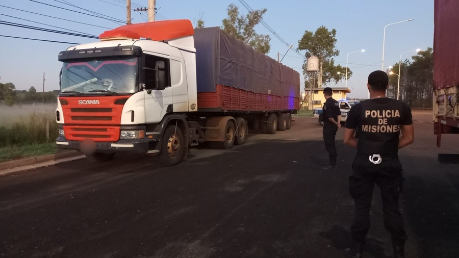 Misiones: En dos procedimientos policiales realizados durante esta madrugada en la zona sur de la provincia se retuvieron tres camiones que transportaban una gran carga de soja en forma irregular