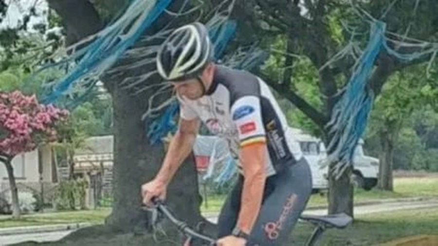 Lionel Scaloni revolucionó Pujato arriba de su bicicleta