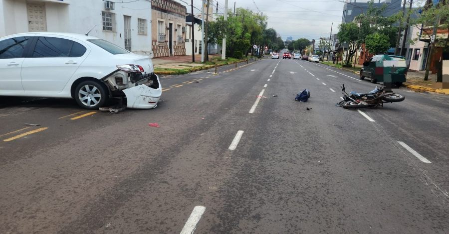 Colisión entre una motocicleta y un automóvil tuvo como saldo a un joven lesionado en la ciudad de Posadas