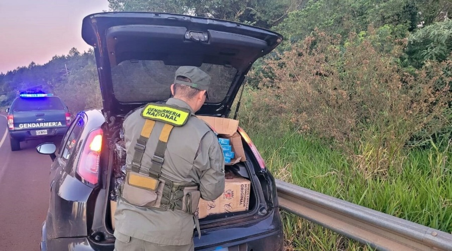 Automóvil con pedido de secuestro evadió control de Gendarmería Nacional: El vehículo, utilizado para el transporte de cigarrillos de contrabando, fue abandonado a varios kilómetros