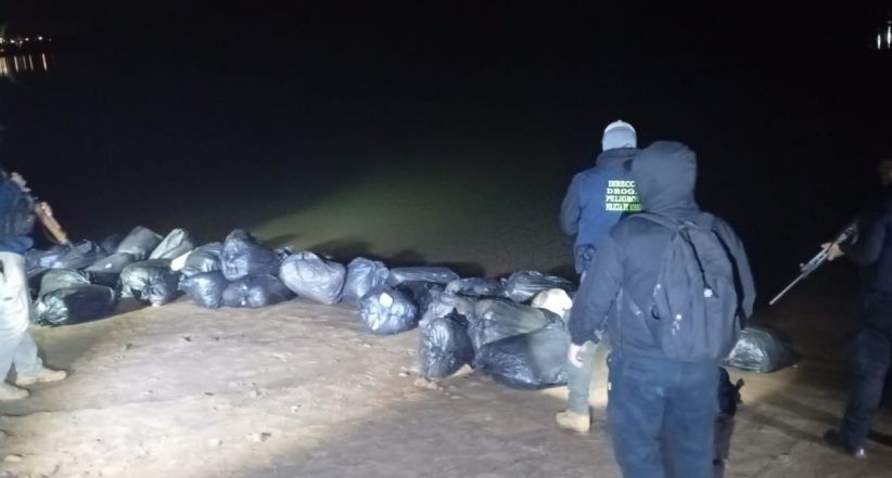 La Policía de Misiones secuestró media tonelada de marihuana a orillas del Río Paraná, los cuales estaban distribuidos en 42 bultos, que supera los 1.600 millones de pesos