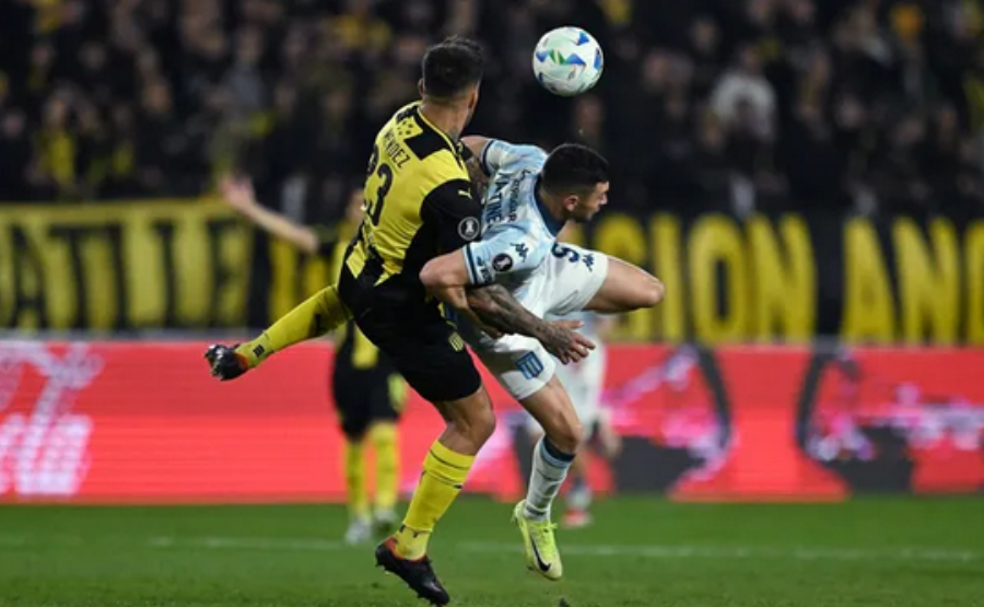 Peñarol sorprendió a Racing Club y le ganó 1 a 0 por la ida de los octavos de final de la Copa Libertadores, la serie se define la próxima semana en el Cilindro de Avellaneda